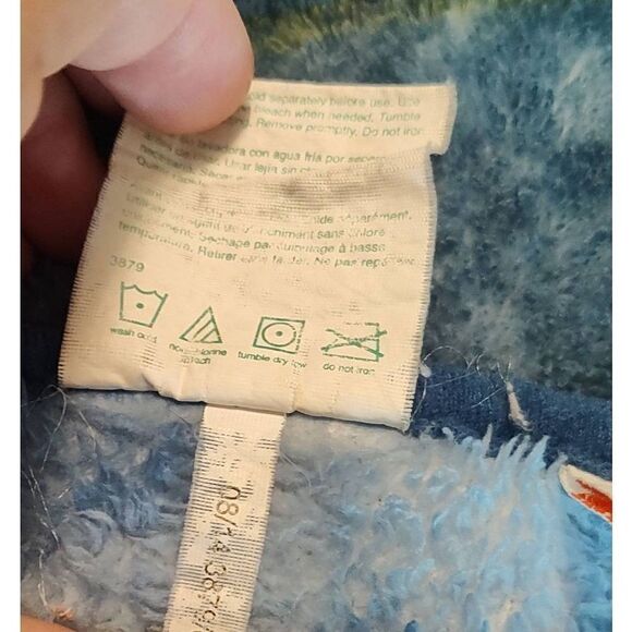 DESPICABLE ME Plush blanket. 60" x 47". No stains. EUC. - Picture 9 of 10